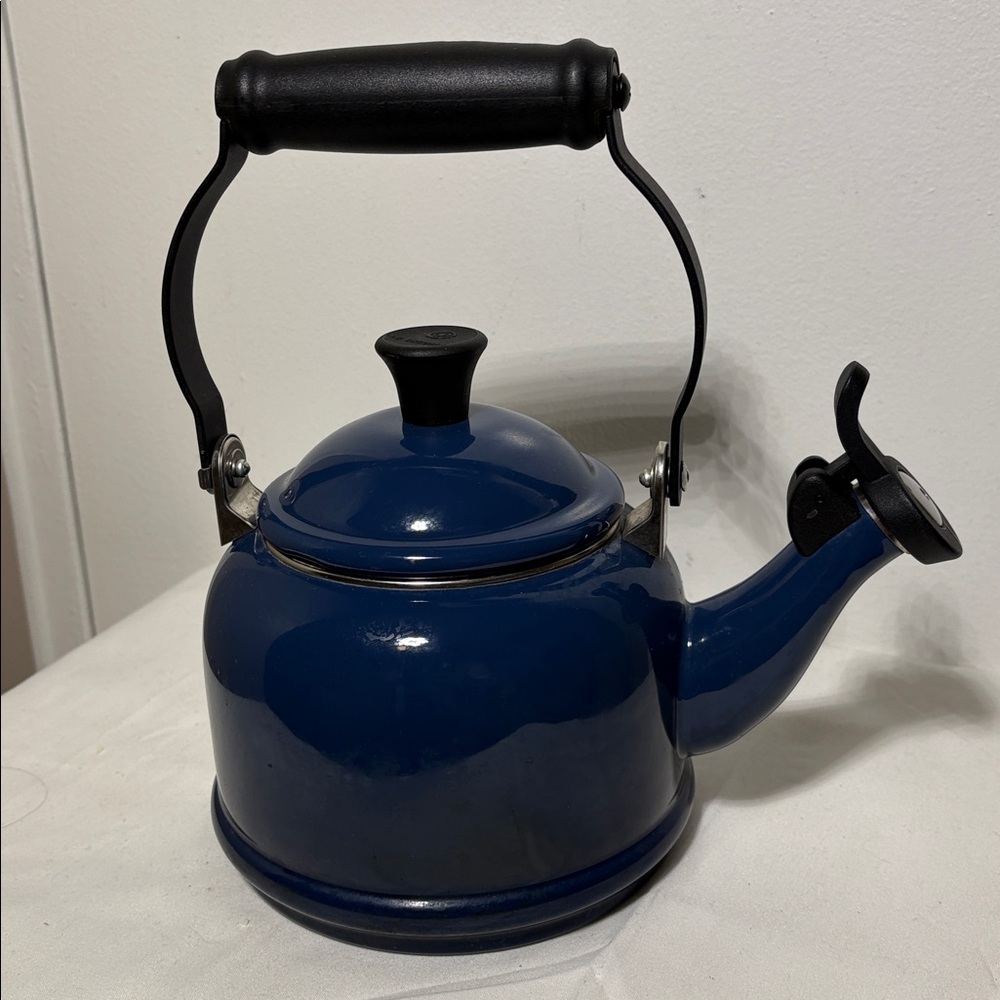 LE CREUSET Classic Demi Tea Kettle In Lapis